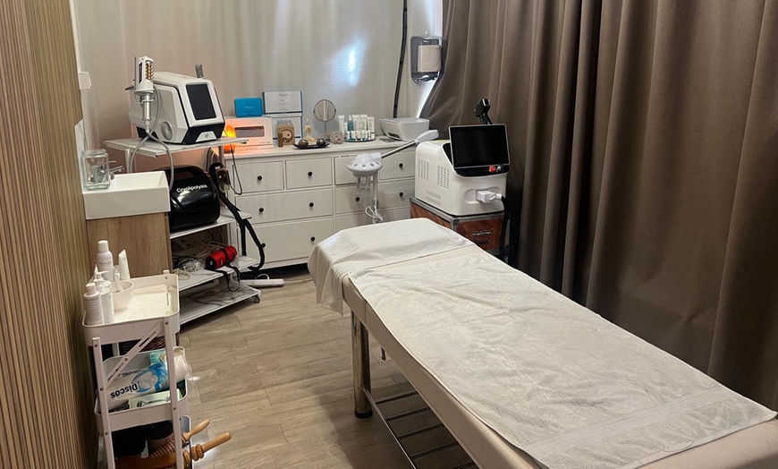 Image 2: Relájate y renueva tu energía con masajes de 30, 45 o 60 minutos