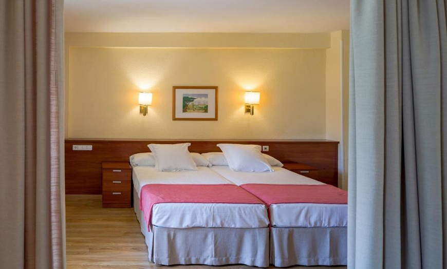 Image 7: Escapada Relajante al Balneario de Fitero con Masaje y Spa para Dos 