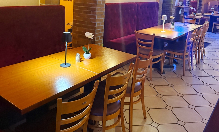 Image 2: Mediterranes 2-Gänge-Menü mit Paella für 2 oder 4 Personen