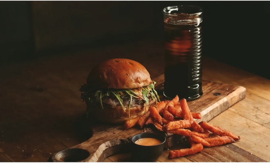 Image 1: Menú Burguer para 2 o 4 con entrante, principal, postre y bebida