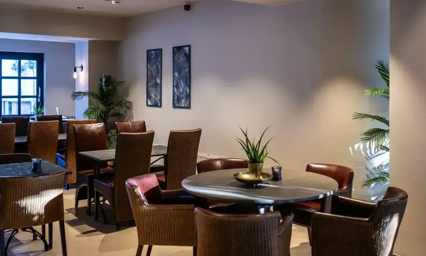 Image 3: Seizoensgebonden maandmenu met creatieve toetsen in warme setting