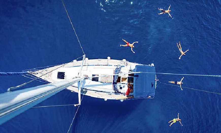 Image 6: 2 horas de paseo en velero por la costa de Barcelona para hasta 11 pax