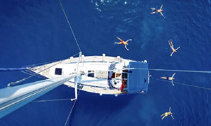 2 horas de paseo en velero por la costa de Barcelona para hasta 11 pax
