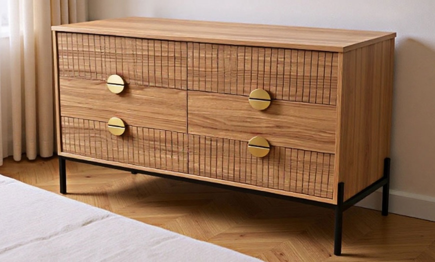 Image 7: Commode "Torinese" décor bois rainuré et poignées dorées de Kocoon 