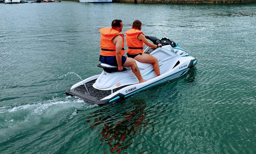Image 2: Excursión de 30 o 60 minutos en moto de agua con opción a paddle surf