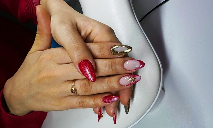 Image 17: 1 o 2 sesiones de manicura y/o pedicura semipermanente