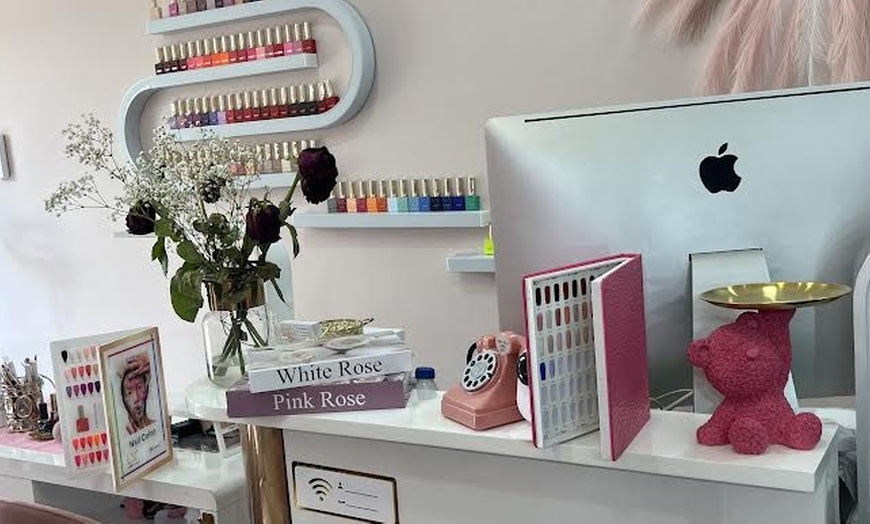 Image 6: 1 o 2 sesiones de manicura o pedicura normal o semipermanente