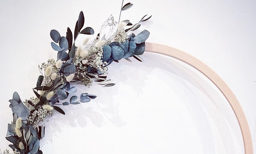 Image 3: Trockenblumen-Workshop: Flowerloop, Türkranz oder Blumenkranz binden