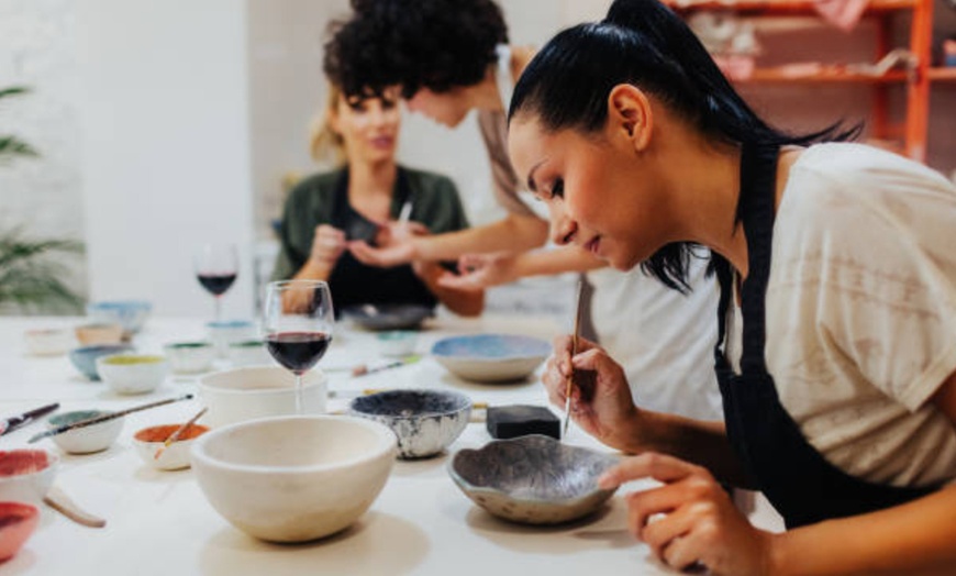 Image 3: Clases y talleres de cerámica con bebida, picoteo, barra libre y torno