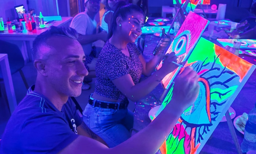 Image 9: Experiencia creativa de arte, neón y barra libre de vino para 1 o 2