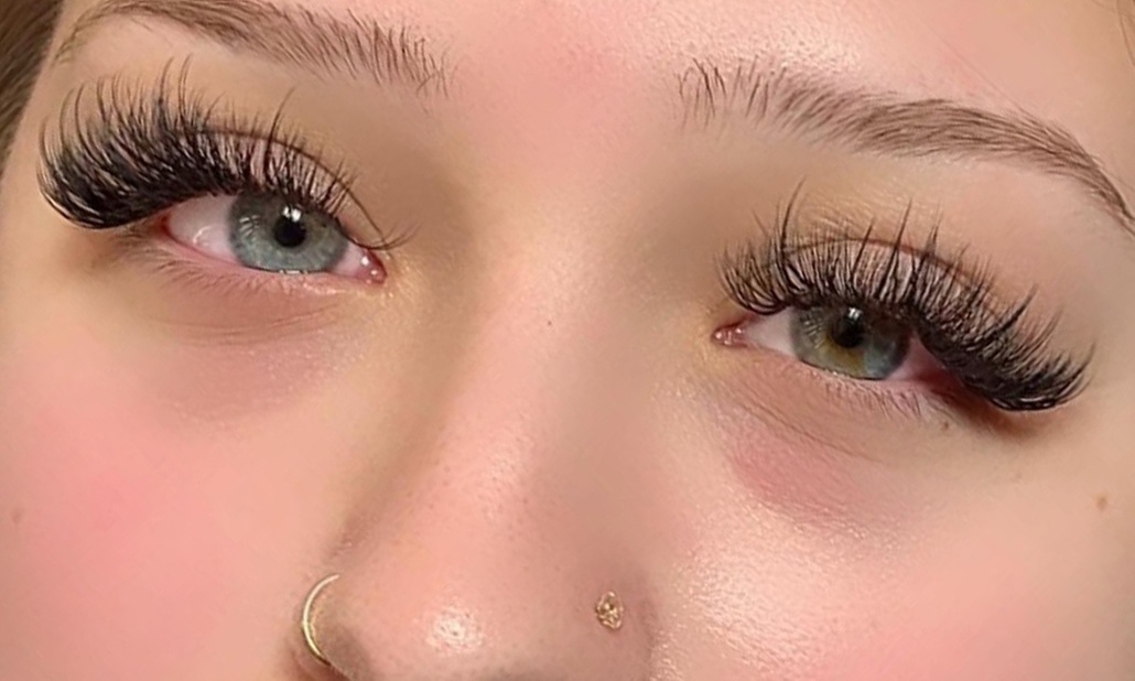 A Full Set of Classic, Hybrid or Eyelash Eyelash Extensions + One Fill