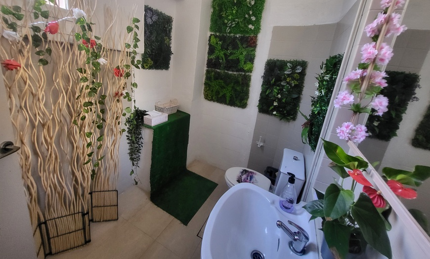 Image 5: Masaje de hasta 90 min. con opción a aparatología drenante y más 