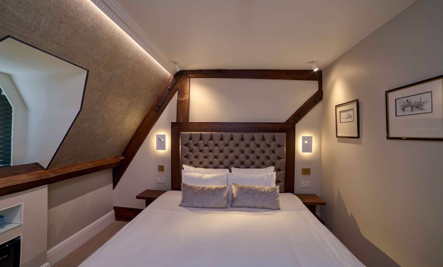 Image 14: London: Elegant 4* Stay with Breakfast