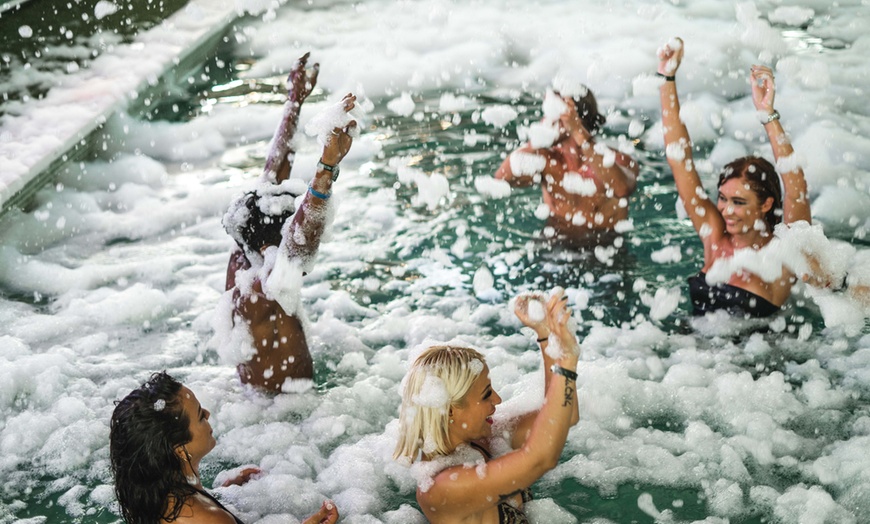 Image 6: Acceso a resort con fiesta, DJ, gogós, pool party y consumiciones