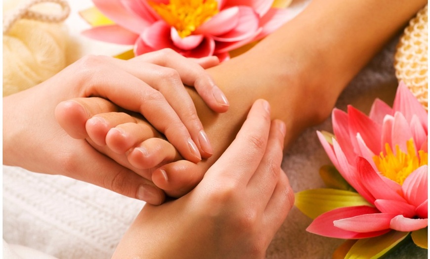 Image 2: Klassische Maniküre und / oder Pediküre mit Lack für 1 Person