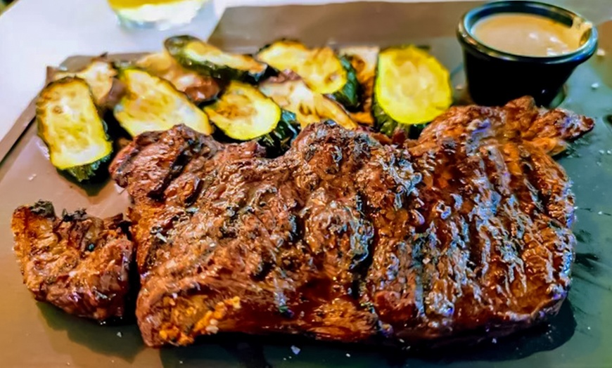 Image 1: Parrillada para 2 o 4: aperitivo, entrantes, postres, bebida y vino
