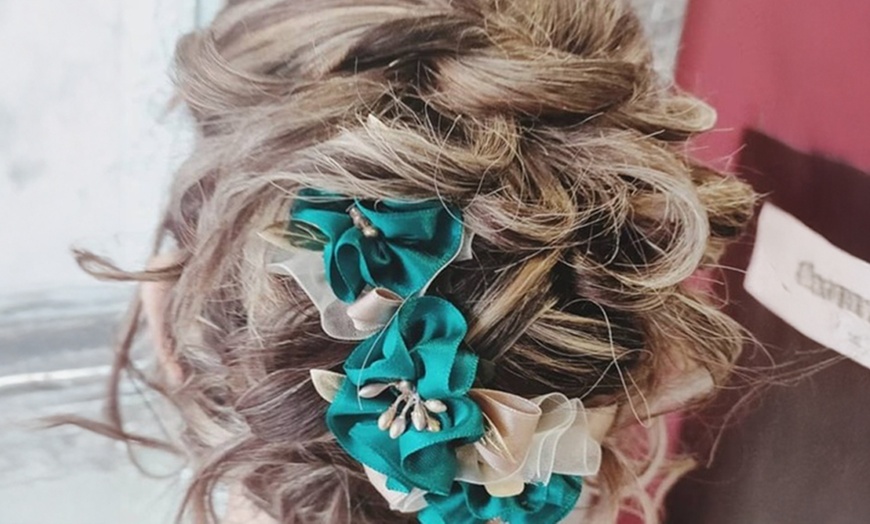 Image 7: Corte, secado y opción a mechas clásicas o tinte en raíz o completo