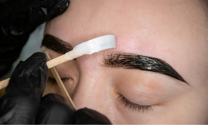 Image 4: Verzorgde look: strakke wenkbrauwen, haarloze bovenlip & volle wimpers