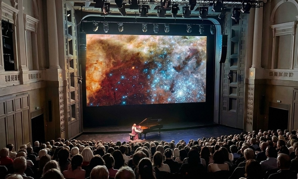 Konzert „Bach in Space“ mit Mona Asuka: Ticket vom 21.02.-11.04.