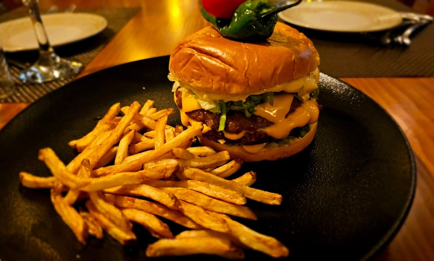 Image 18: Menú de cocina al grill para 2 o 4 con entrante, postre y bebida