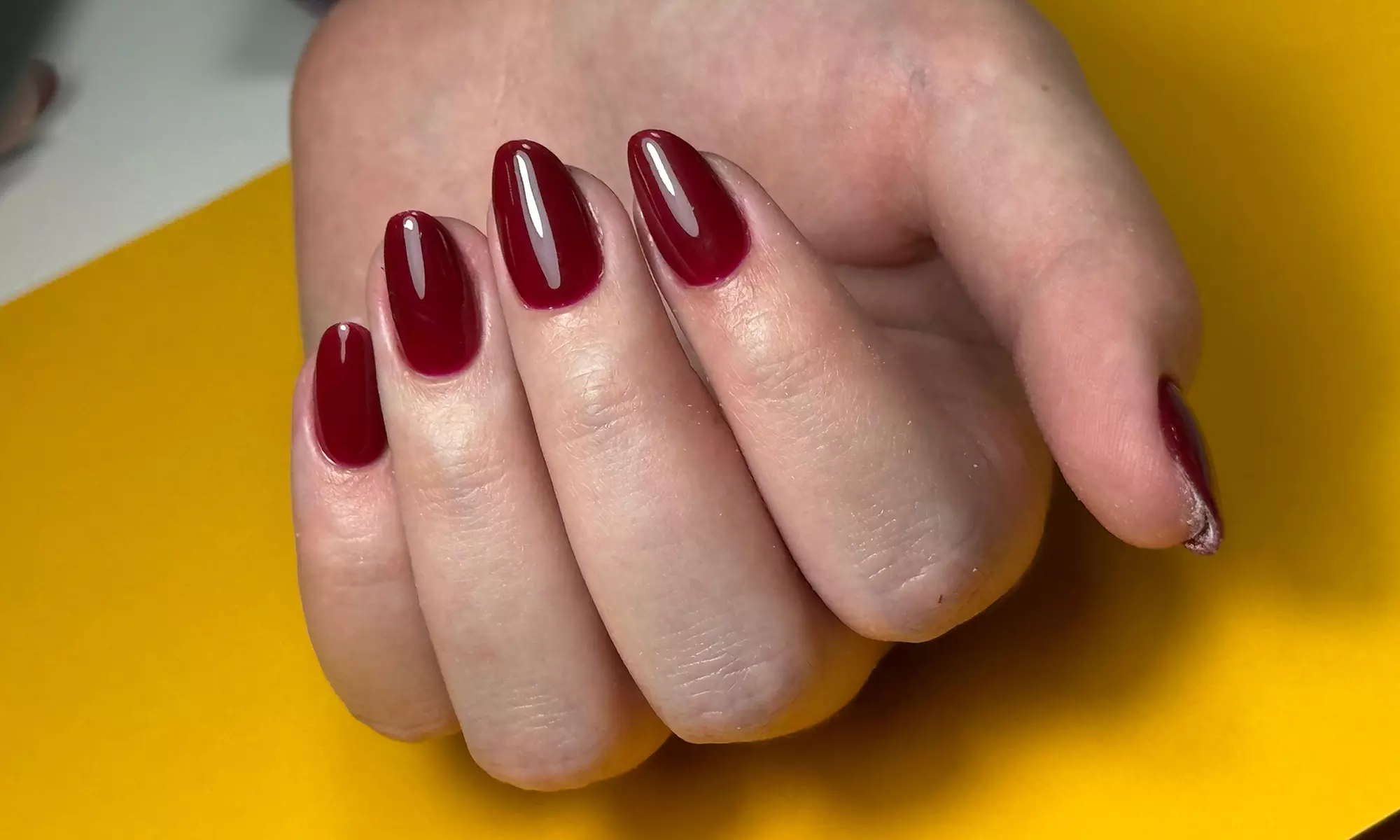Manicura y/o pedicura con esmaltado semipermanente y diseño de 1 uña