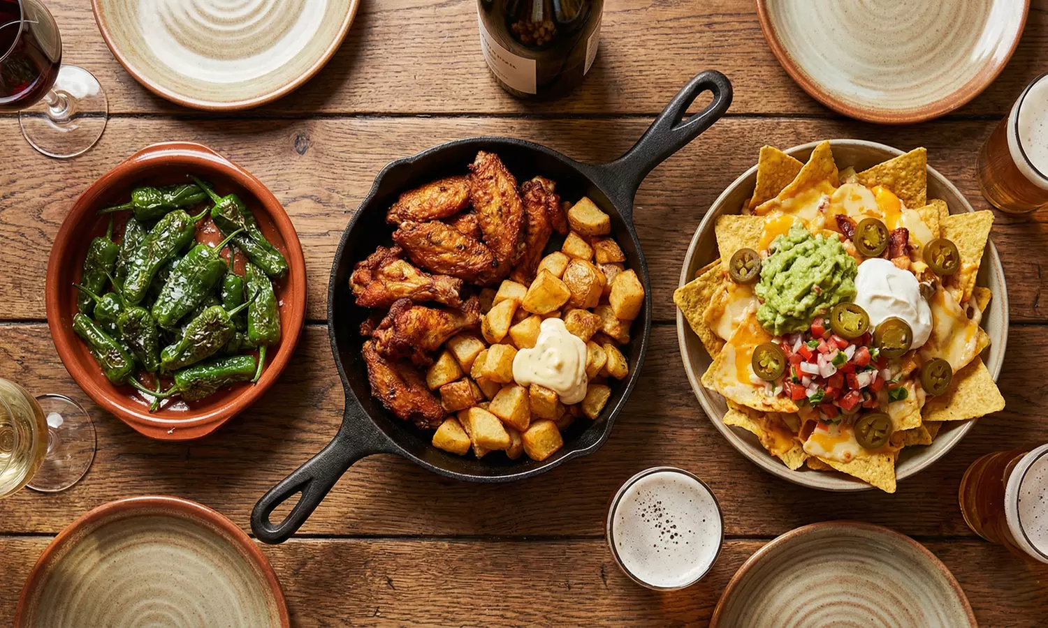 Menú de picoteo para 2 o 4 personas con 3 o 6 raciones y 2 o 4 bebidas a elegir hasta un 28% de descuento - Primary Image