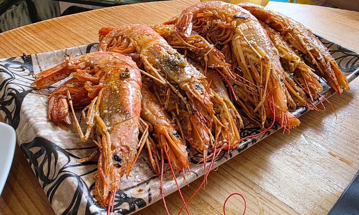 Menú con 6 raciones, postres y botella de vino para hasta 5 personas