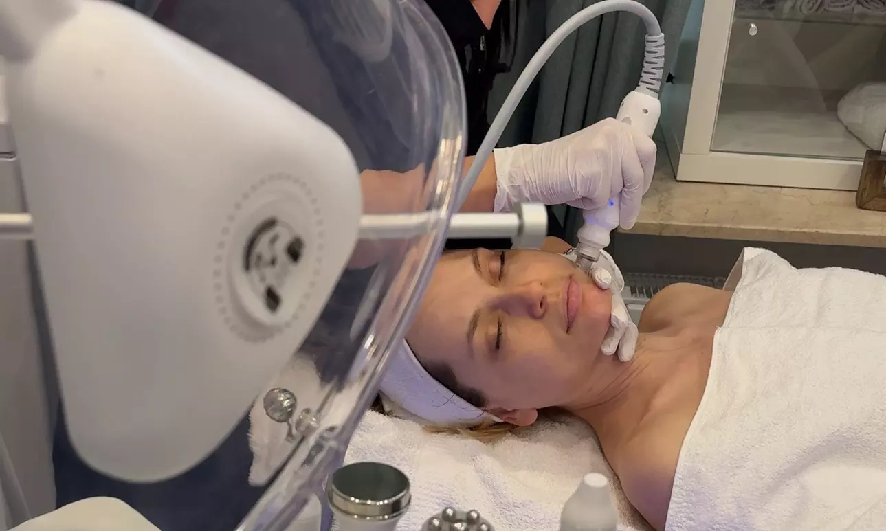 Bis zu 90 Min. Aquafacial mit optionaler Gesichtsmassage für 1 Person