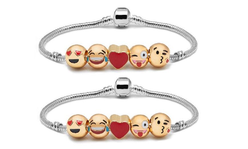 Image 6: Bracelet composé de breloques émojis