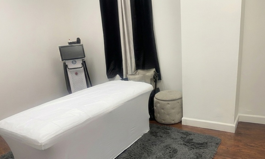 Image 2: 60 or 90-Min Swedish, Deep Tissue, Prenatal, or Sport Massage