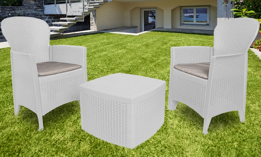 Image 4: Tuinset met twee stoelen en een tafeltje