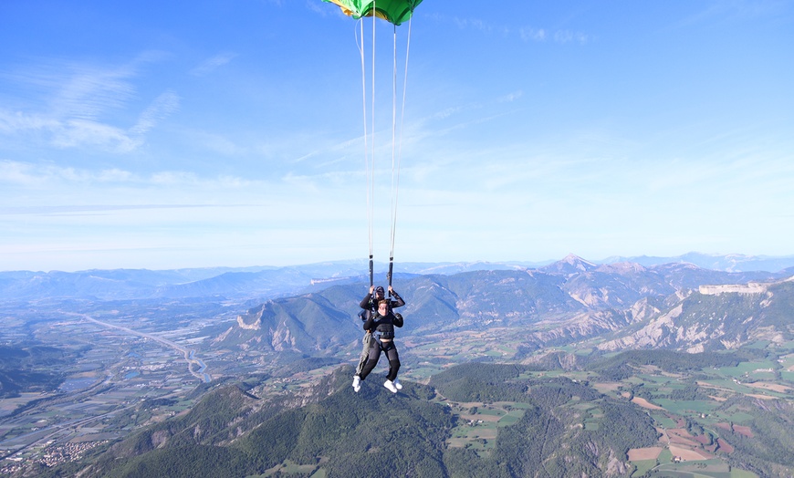 Image 7: Saut en parachute en tandem à 4000 m avec Alpes Aviation Parachutisme