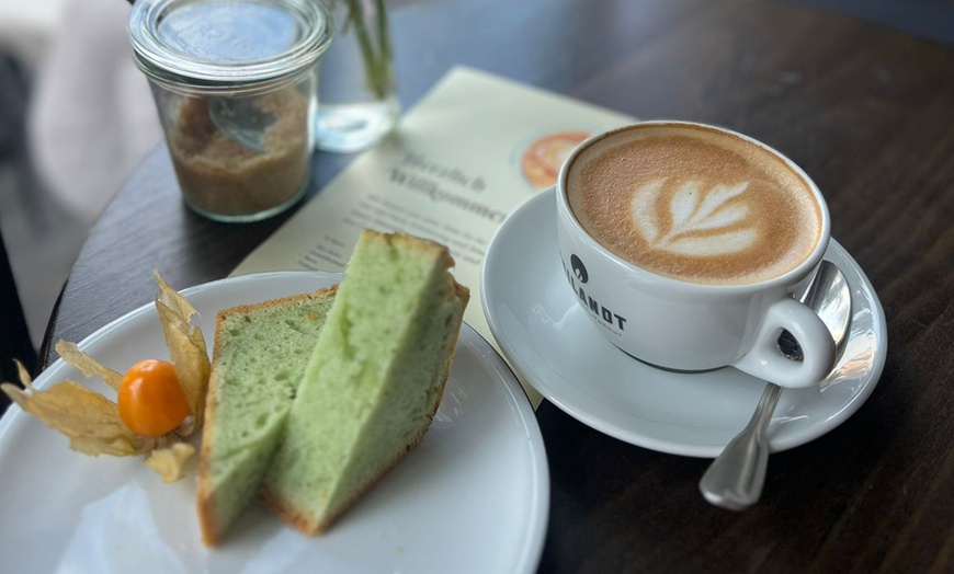Image 1: Kuchen nach Wahl & kleiner Cappuccino für 1, 2 oder 4 Personen
