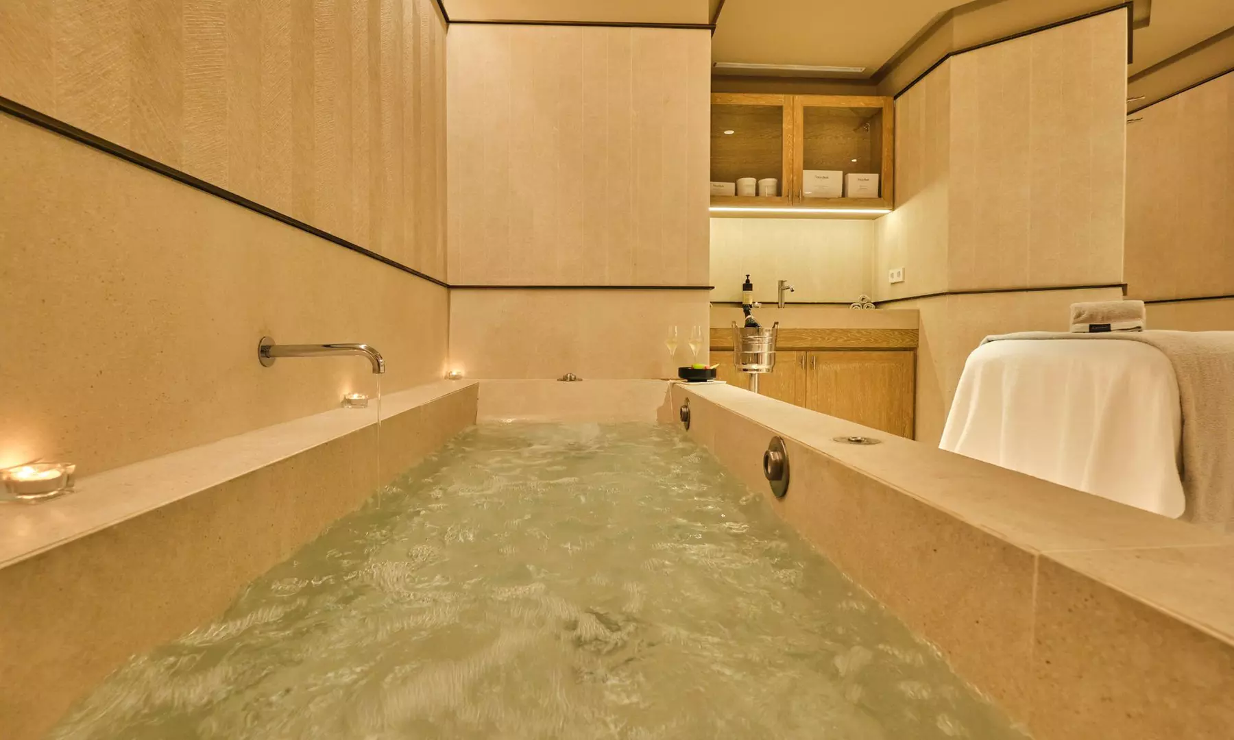 Spa privado con fruta, agua y cóctel en roftoop para 2, 3 o 4 personas