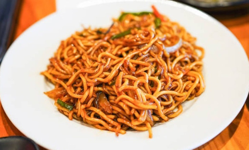 Image 1: Menú asiatico con entrantes, principales y bebidas