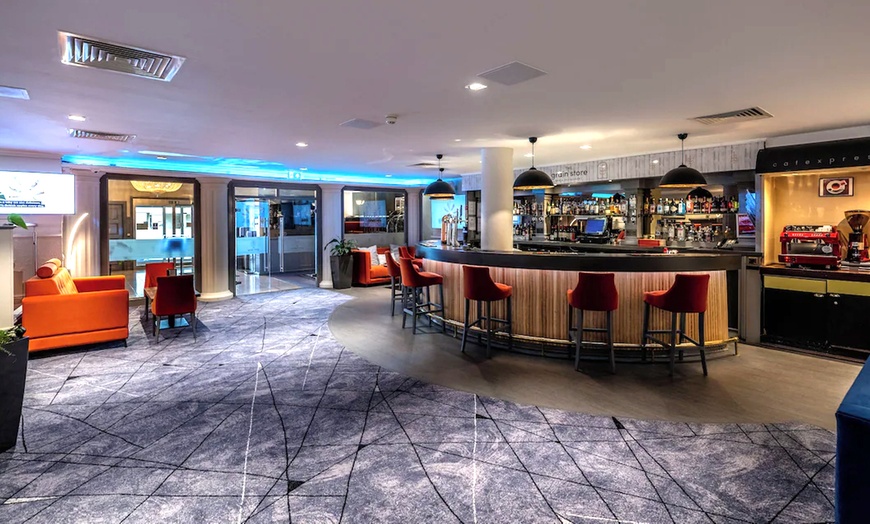 Image 8: Aberdeen: Standard Double Room w/Breakfast 10%Dis on Food&Soft Drinks
