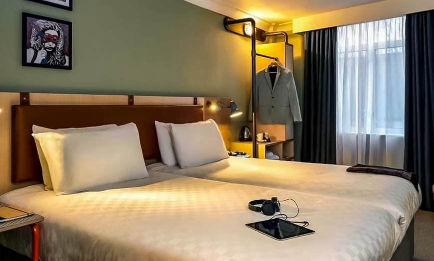 Image 3: Bristol: Standard Double Room with Breakfast and Optional Dinner