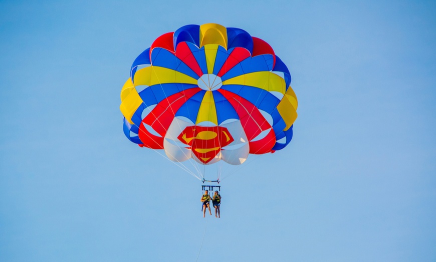 Image 4: Vuela alto: experiencia de parasailing para 2 o 4 personas 