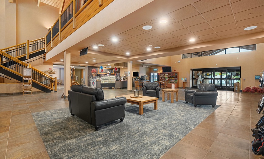 Image 9: Slides, pools & family fun at a Wisconsin waterpark resort