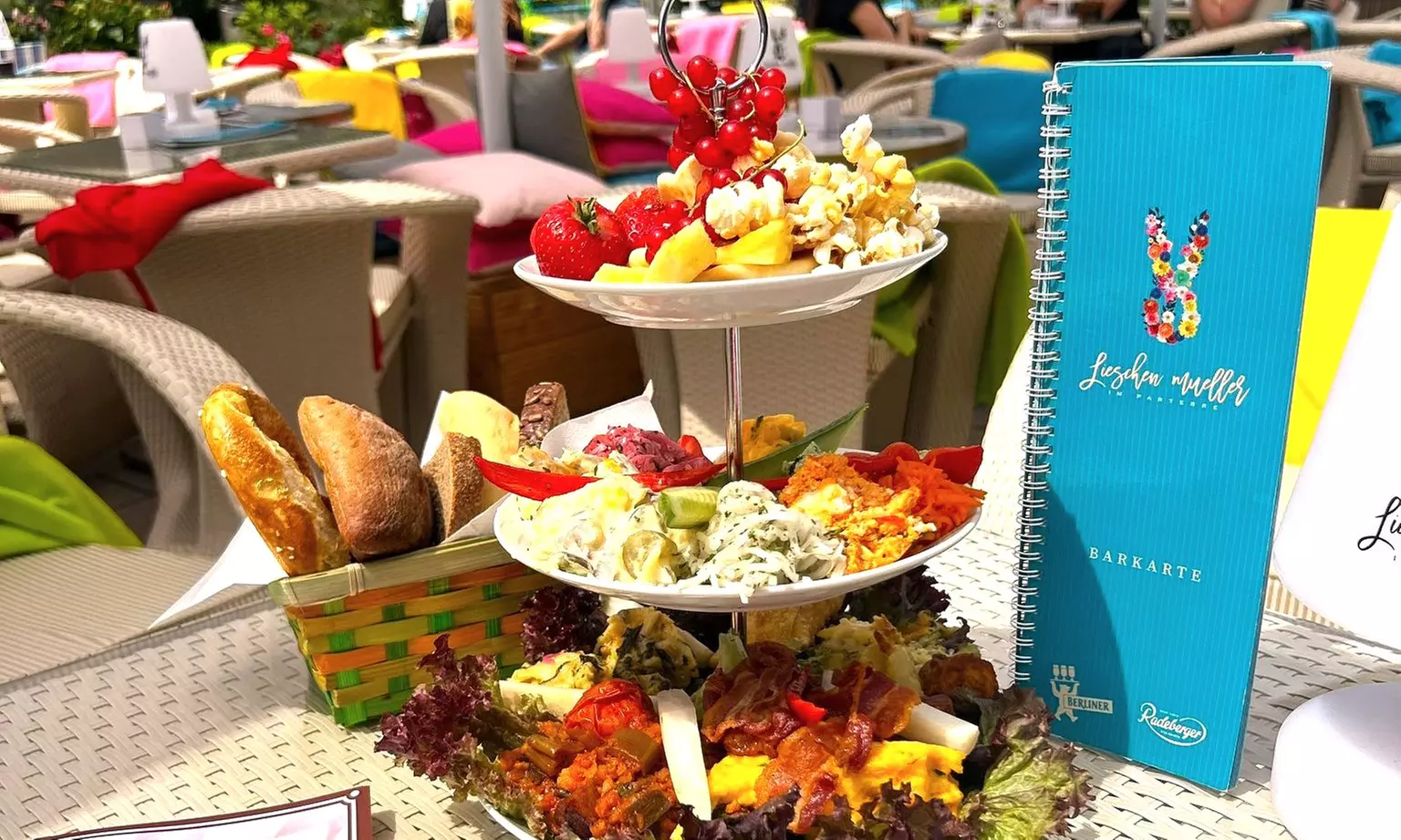 Frühstücks-Brunch-Etagere am Berliner Fernsehturm zu zweit genießen