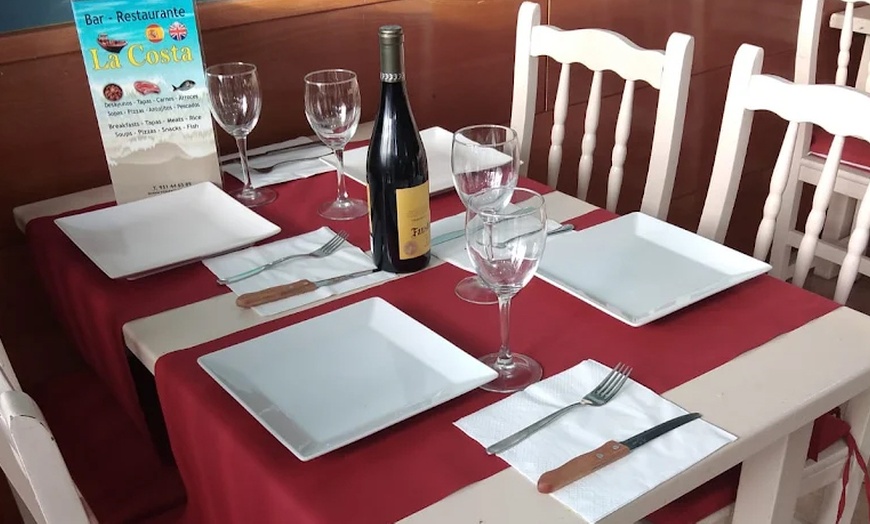 Image 13: Mariscada con bogavante para 2 con vino en restaurante mediterráneo