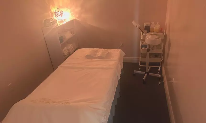 75 Min Swesish or Deep Tissue Massages for 1-2 w/Optional Hot Stones