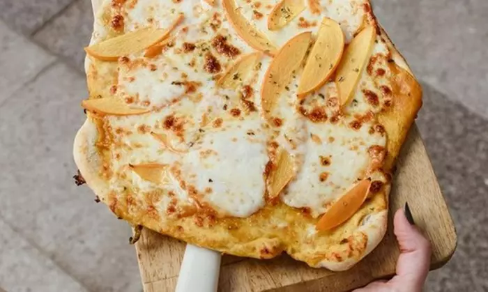 Menú de pizzas para 2 o 4 personas con entrantes y bebidas en Taberna Lola Montiano; ahorra hasta un 33% - Primary Image