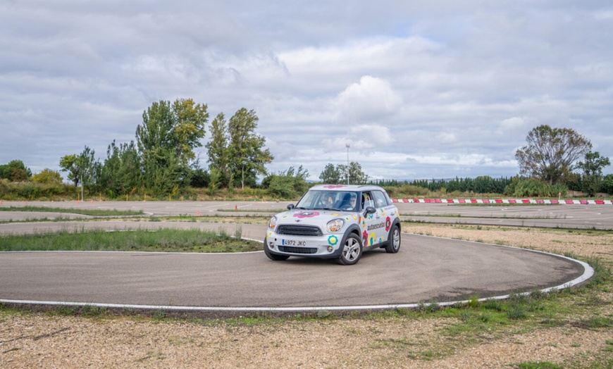 Image 9: Curso de conducción para 1 niño con simulador, gafas y buggies