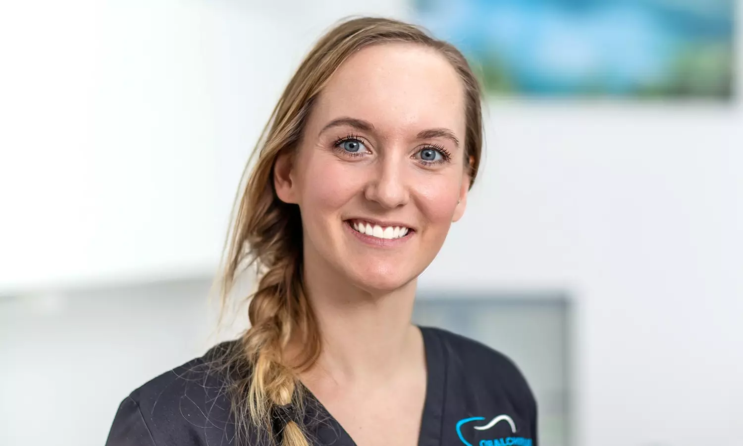 Strahlendes Lächeln: Professionelles Zahn-Bleaching in der Zahnarztpraxis für 1 Person (37% sparen) - Primary Image