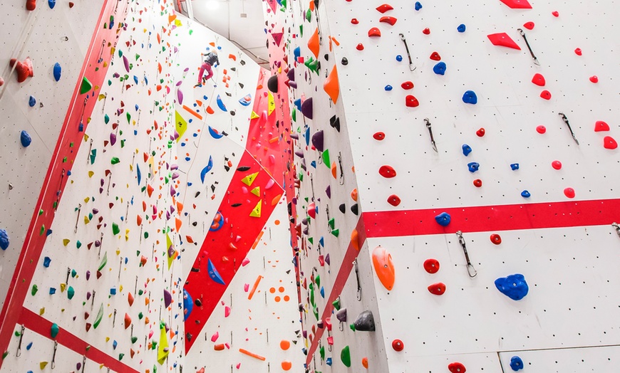 Image 4: ¡Escala sin límites! Acceso libre a rocódromo para niños o adultos 