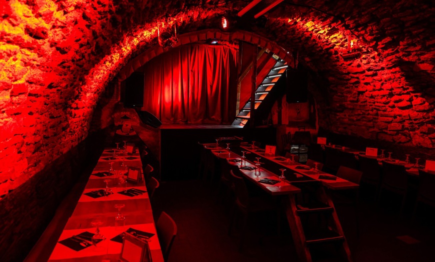 Image 1: Dîner-spectacle à Lyon : saveurs & show dans une cave du XVIᵉ siècle