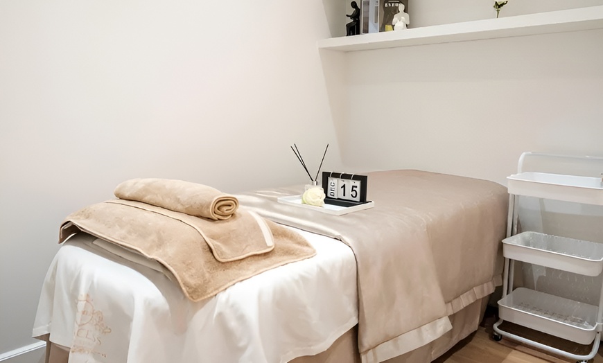 Image 1: Fris, stralend en verzorgd: gezichtsbehandeling met optioneel nek- en schoudermassage in Den Haag, nu tot 66% korting 