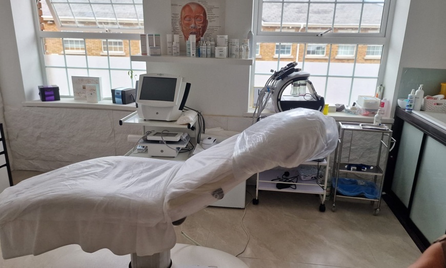 Image 4: Revamp with 1 or 3 Sessions: EMS Neo Body, VelaShape & More
