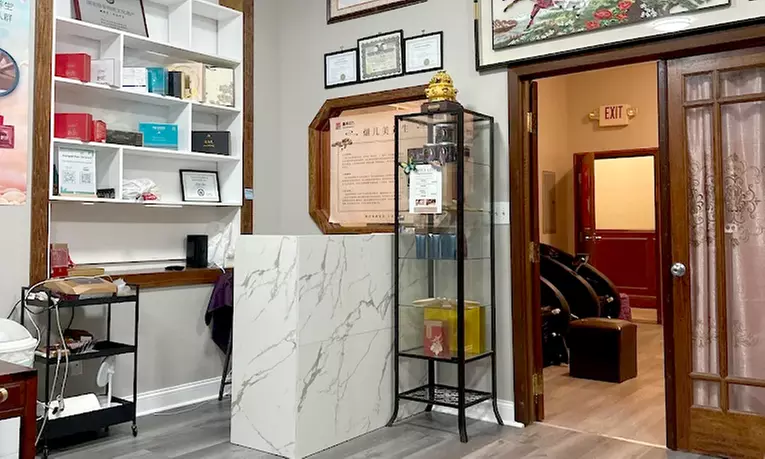 60-Minute Single or Couple's Swedish or Deep Tissue Massage Experience